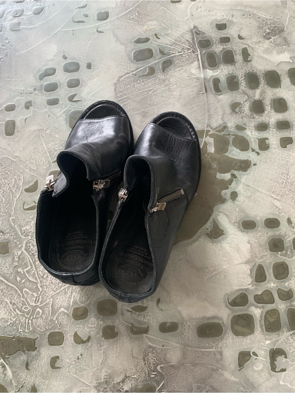 Women's Black Leather Zip-Accent he